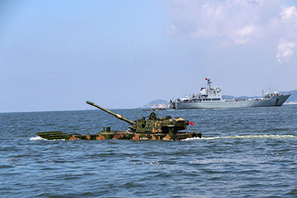 2022年8月27日,中共東部戰區陸軍和海軍在福建漳州附近水域訓練。後面應是中共的073A中型登陸艦,排水量2000噸,可搭載5輛中型坦克或10輛兩棲登陸戰車。中共的073A登陸艦現役10艘,東部戰區應有4艘,南部戰區應有6艘。(CFOTO/Future Publishing via Getty Images)