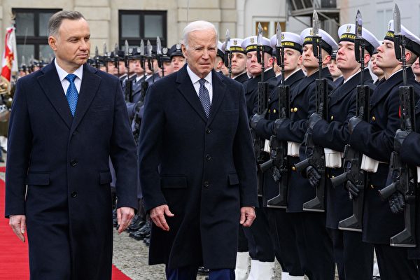 2023年2月21日，波蘭總統杜達（Andrzej Duda，左）和美國總統祖拜登在華沙總統府舉行的歡迎儀式上檢閱儀仗隊。（Mandel Ngan/AFP via Getty Images）