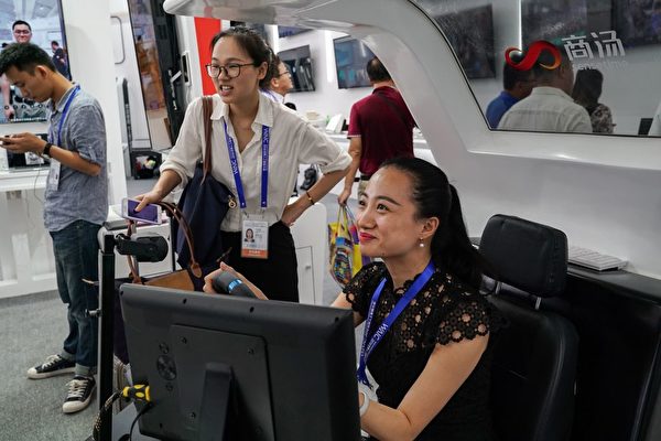 2018年9月17日，在上海舉行的2018年世界人工智能大會（WAIC 2018）期間，一名女士體驗商湯科技的自動駕駛系統。 （STR/AFP via Getty Images）