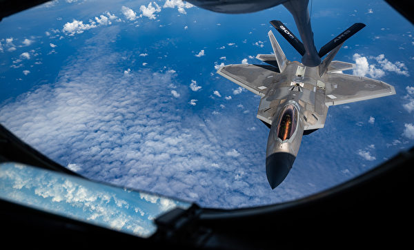 2022年6月8日，美軍第199戰鬥機中隊的F-22A猛禽戰鬥機在東海上空接受空中加油。（美國空軍）