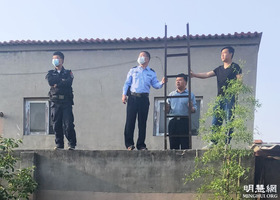 石家莊警察爬梯翻牆騷擾居民 被遏制