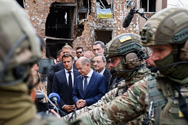 2022年6月16日,(左起)法國總統馬克龍(Emmanuel Macron)、德國總理朔爾茨(Olaf Scholz)和意大利總理德拉吉(Mario Draghi)訪問伊爾平(Irpin)。這是自俄羅斯2月24日入侵烏克蘭以來,三位歐盟國家領導人首次訪問基輔。(LUDOVIC MARIN/AFP via Getty Images)