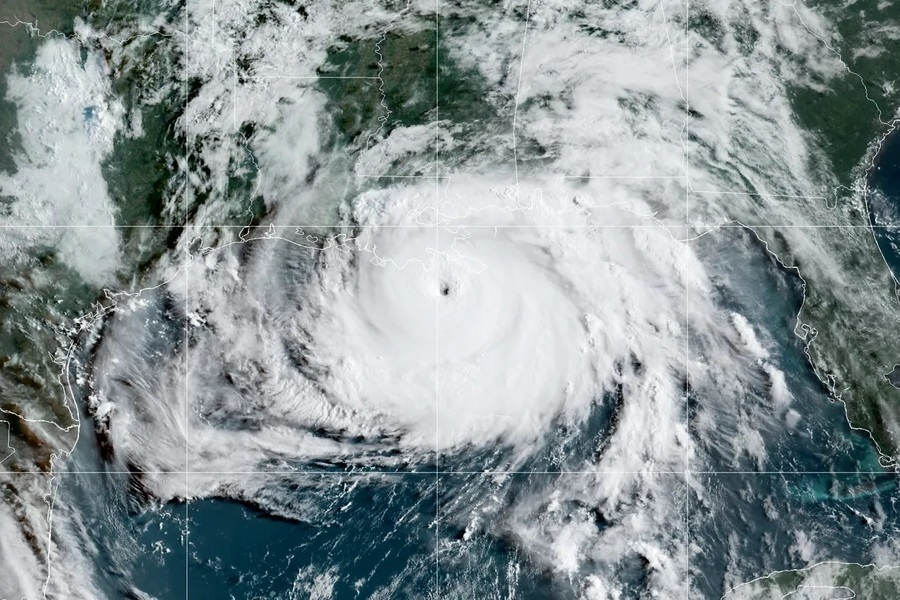 美國NOAA飛機鑽進颶風眼 看似別有洞天