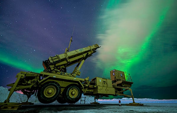 2022年3月5日，美國阿拉斯加艾爾森空軍基地的愛國者防空導彈發射平台，在北極邊緣2022演習中。（北美航空航天防禦司令部）