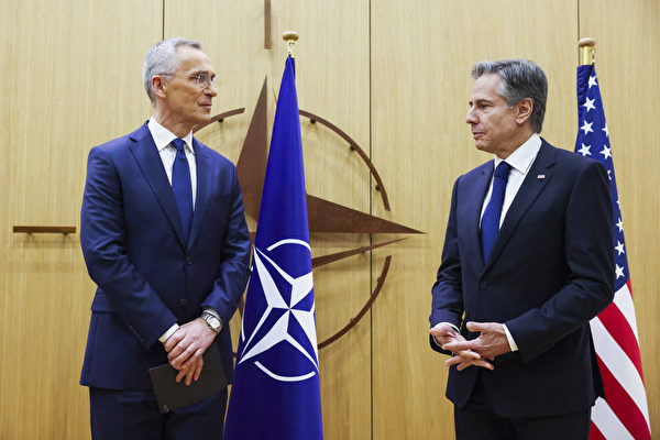 2023年4月4日,比利時布魯塞爾,北約(NATO)總部舉行的芬蘭加入北約儀式上,美國國務卿布林肯(Antony Blinken,右)與北約秘書長斯托爾滕貝格(Jens Stoltenberg,左)一同出席。(Johanna Geron/Pool/AFP)