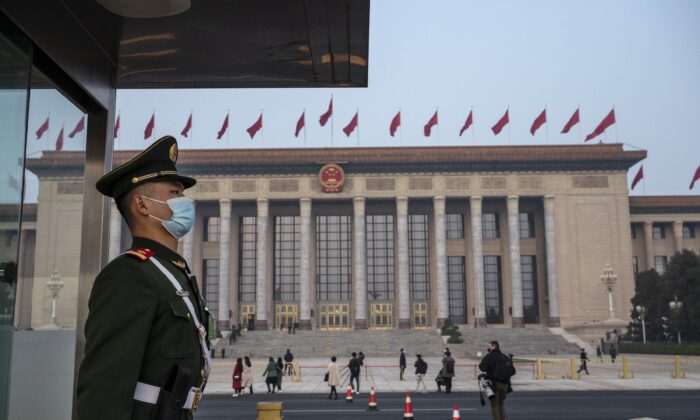 2022年3月10日，中國首都北京，一名警察在人民大會堂舉行的中國人民政治協商會議閉幕會前站崗。（Kevin Frayer/Getty Images）