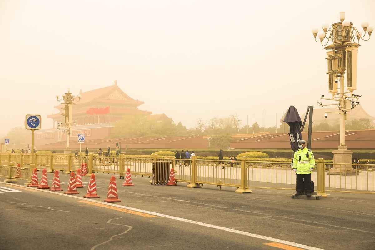 圖為2021年3月15日，沙塵暴籠罩著中國北京的天安門廣場。（Getty Images）