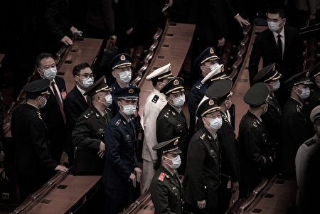 兩岸關係近期惡化，中共當局稱不放棄以武力統一台灣。圖為2022年10月22日，中共軍隊代表離開中共二十大閉幕式。（Kevin Frayer/Getty Images）