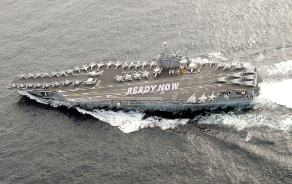 2002年9月11日,USS Abraham Lincoln航空母艦的官兵在海上航行期間,於艦上甲板排字,回應時任美國總統布殊對軍方「做好準備」的呼籲。(Gabriel Piper/U.S. Navy/Getty Images)