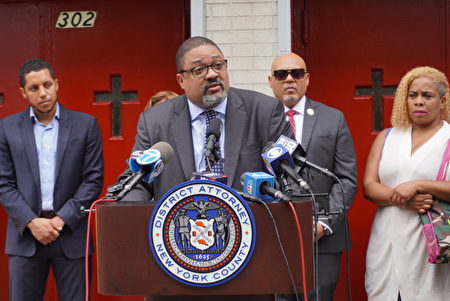 2022年6月2日，紐約市曼哈頓區檢察官布拉格（Alvin Bragg）宣布「刑事司法投資倡議」，資助10個防治青少年槍枝暴力的社區組織。（林宜君／大紀元）