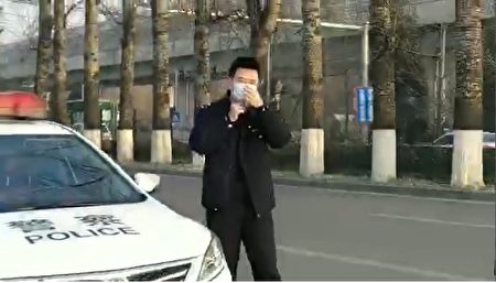 1月21日帶走揚浩的北京馬甸橋派出所警察。（受訪者提供／影片截圖）