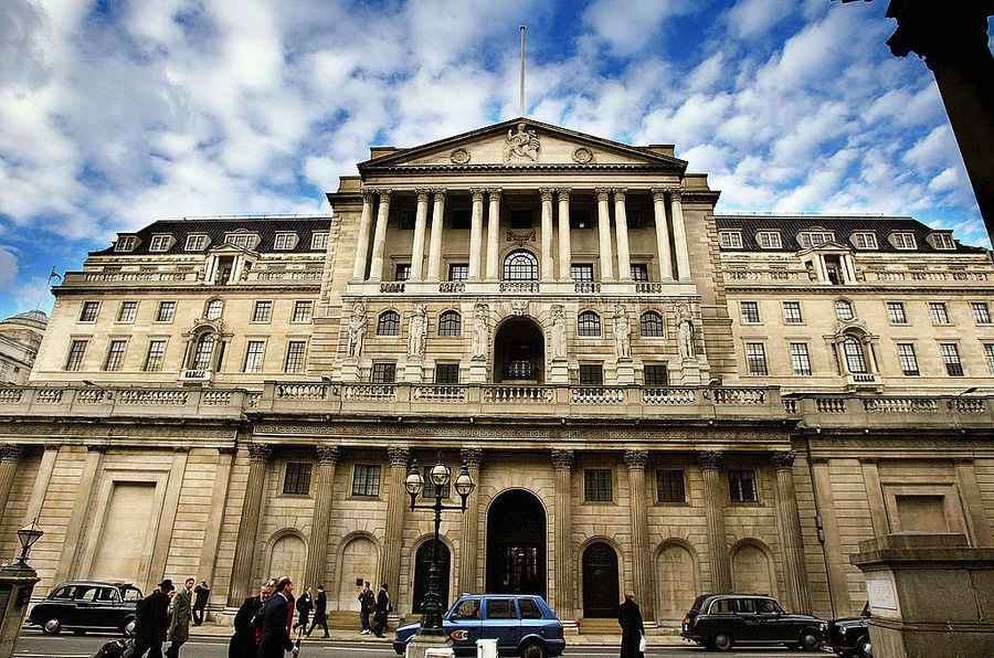 傳英國監管機構召集銀行高層應對牟取暴利指控