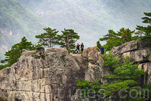 南韓東海市頭陀山通往織機岩的山城路，可看到雄偉的山勢、幽深的山谷以及仙境般美景。（全宇／大紀元）