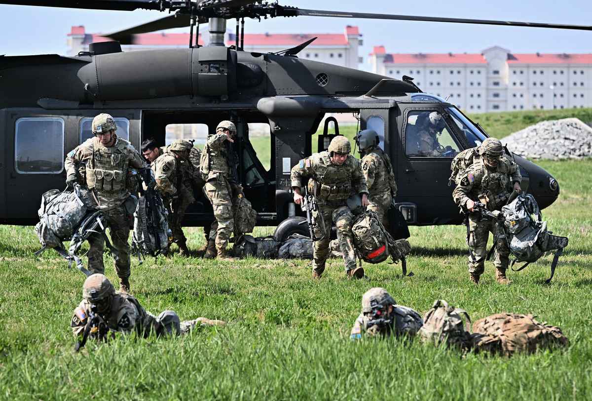 資料圖：2022年5月4日，南韓平澤市（Pyeongtaek），美軍駐韓基地──漢弗萊斯軍營（Camp Humphreys）舉行年度最佳戰士比賽，美國陸軍第2步兵師（2nd Infantry Division）的士兵參加了空中突擊任務。（Jung Yeon-Je/AFP）