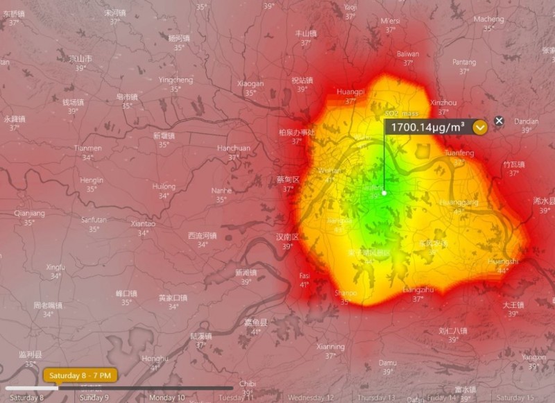 圖中突出顏色的區域是湖北省武漢市，代表目前空氣污染相當嚴重，其中，二氧化硫濃度2月8日晚間7點一度出現每立方米1700微克的驚人濃度。（圖取自Windy）