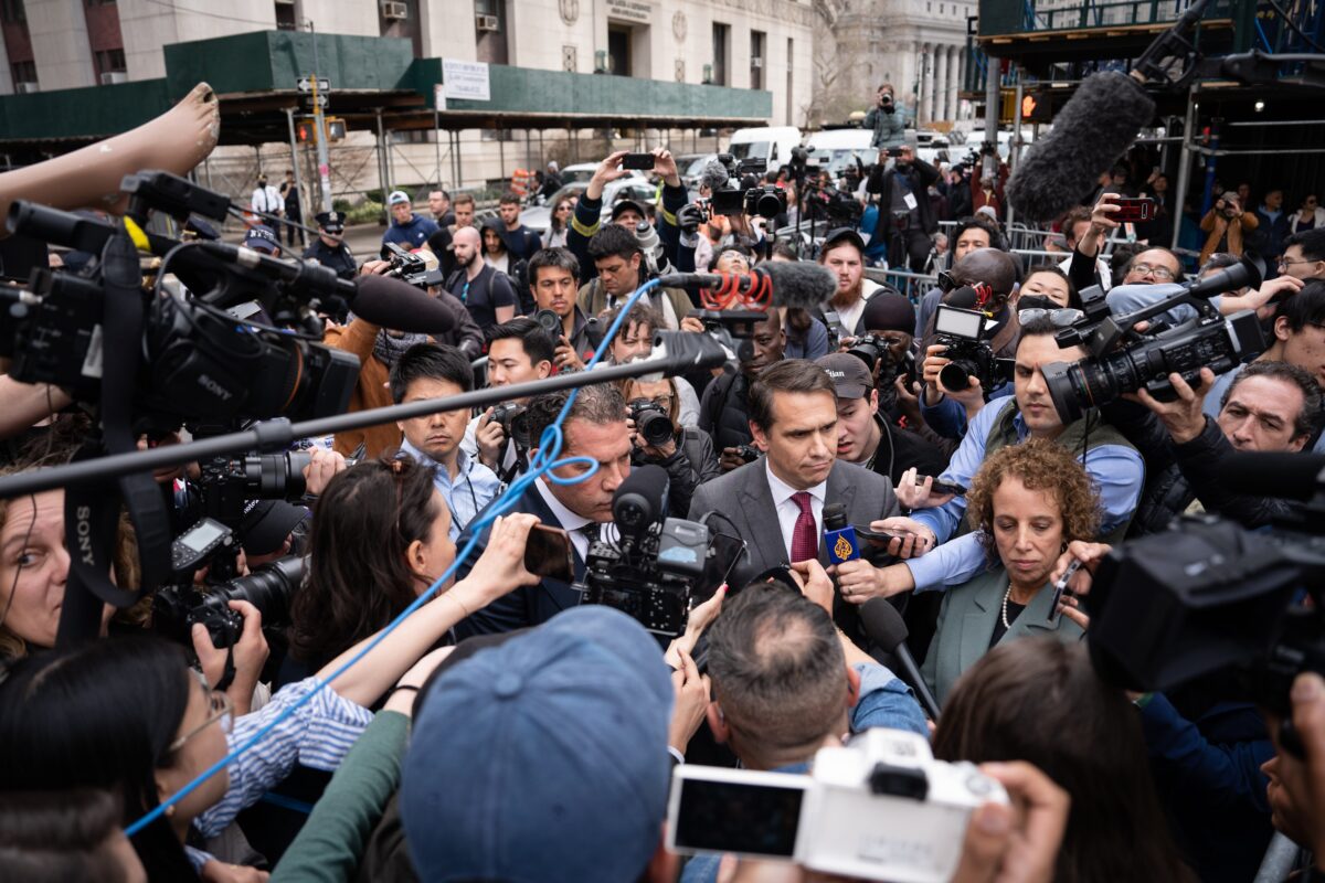 2023年4月4日，美國前總統特朗普的律師在曼哈頓一個法院前對媒體講話。（Samira Bouaou／英文大紀元）