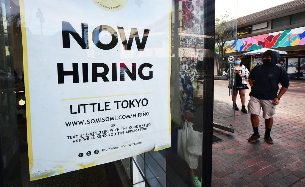 美國上周首次申請失業救濟金的人數意外上升。圖為2022年1月28日，加利福尼亞州洛杉磯一家冰淇淋店的櫥窗裏貼著「現在招聘」的標誌。（Frederic J. Brown/AFP via Getty Images）