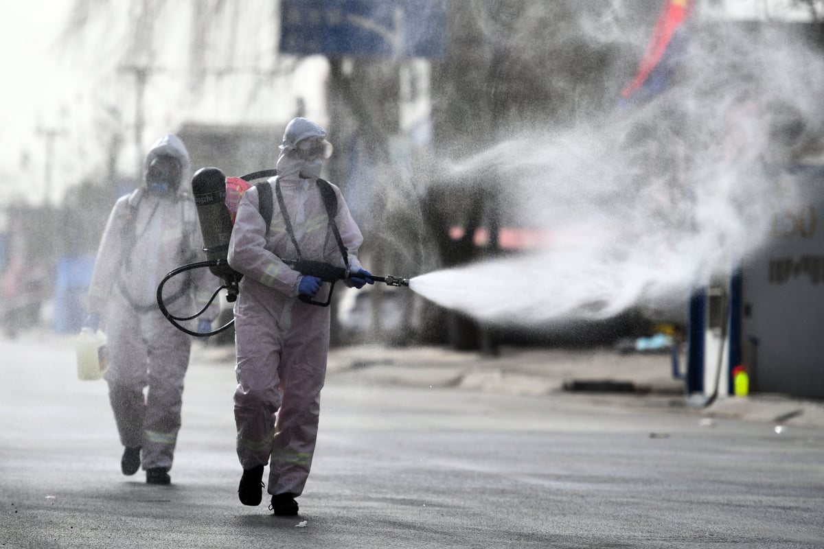 中共病毒正在黑龍江、河北、吉林三省爆發，其中吉林出現超級傳播鏈。圖為河北稿城消殺畫面。（STR/CNS/AFP via Getty Images）