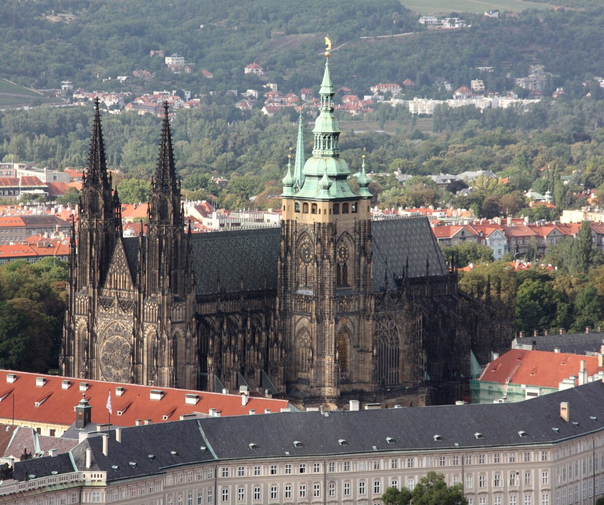 從布拉格的空中遠挑聖維特大教堂之景。有著亮綠色銅屋頂的尖塔是在巴洛克時期加上的。（Otourly/CC BY-SA 4.0）