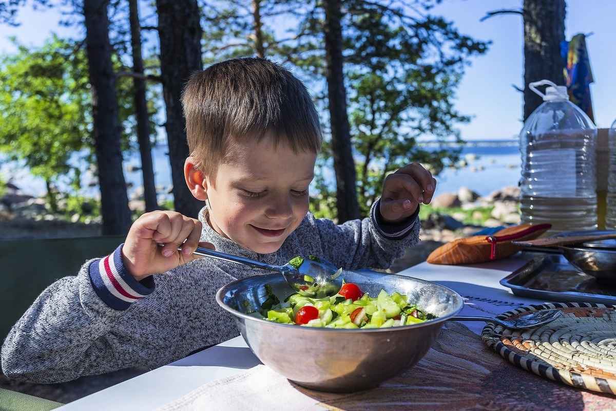 有研究發現，在用餐時播放特定的音樂可以鼓勵小孩多吃蔬菜。圖為一名男孩在攪拌蔬菜。（Pixabay）