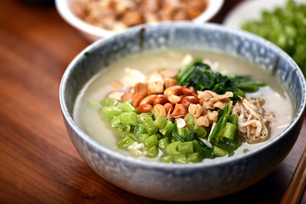 味噌湯可以搭配不同食材，提升營養。（Shutterstock）