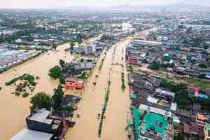 東南亞洪災奪命近600人