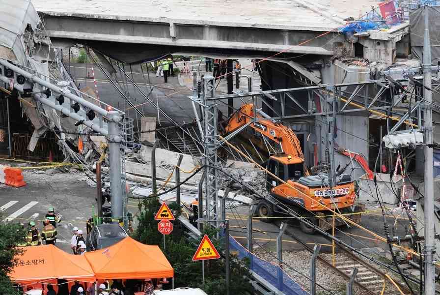 韓國首爾高架橋坍塌致3死3傷 列車運行受阻
