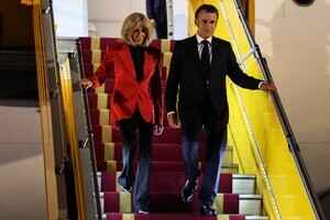 下飛機前被妻「推臉」?馬克龍回應影片爭議