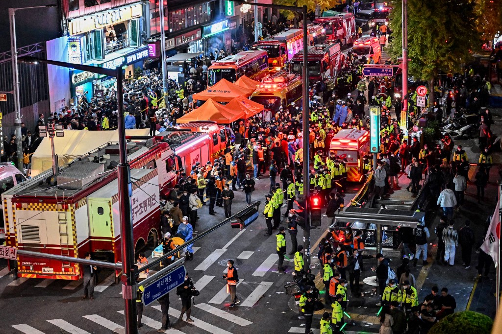當地時間2022年10月29日（周六）晚上，一群人湧入南韓首都首爾市中心的萬聖節慶祝活動，發生踩踏慘劇，事件造成至少逾150人死亡，數十人受傷。（Jung Yeon-Je/AFP）