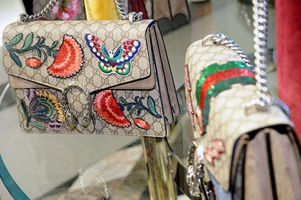 使用蝴蝶花朵等圖案，為Gucci的經典背景帶來活力。（Craig Barritt/Getty Images for Bergdorf Goodman）