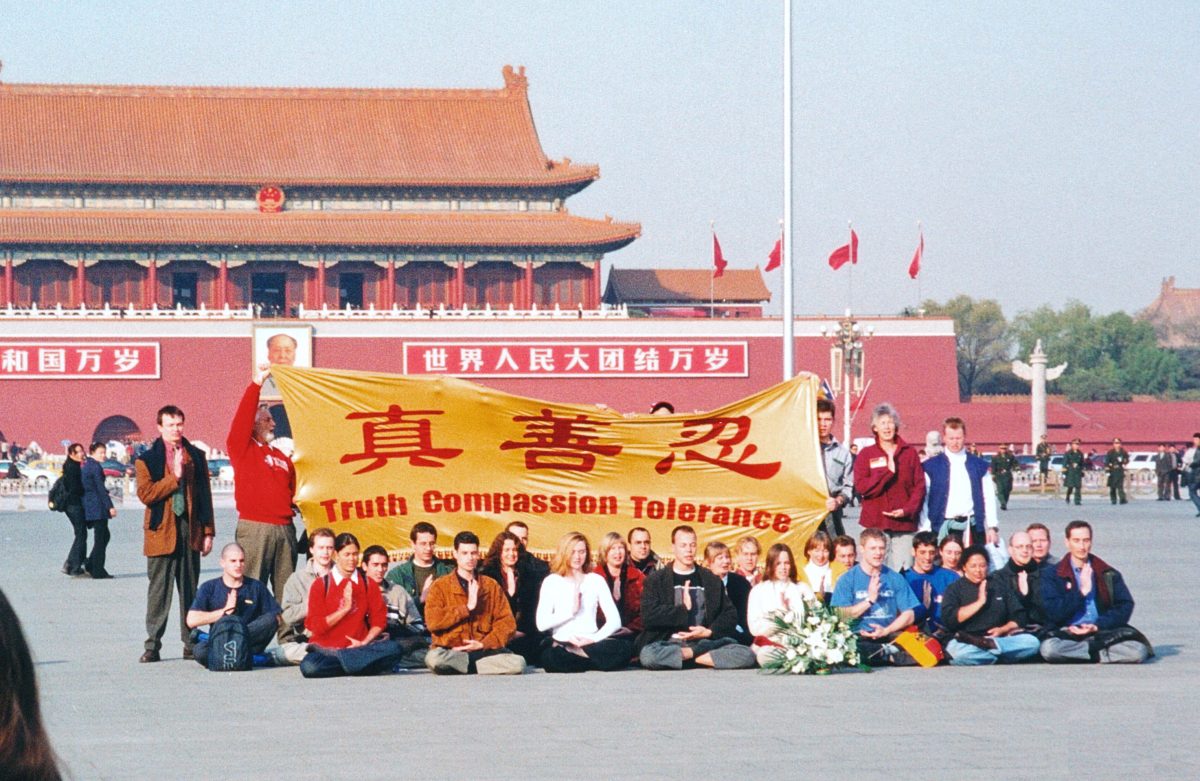  2001年，來自12個國家的法輪功學員在北京天安門廣場，他們和平呼籲中共結束對中國法輪功學員的迫害和酷刑。 （明慧網提供）