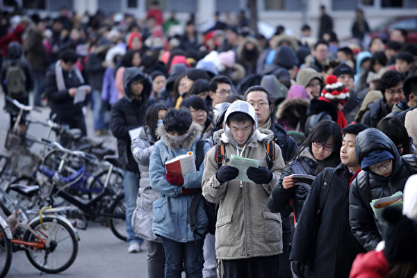 中國經濟低迷 出國留學人數5年來首次下降