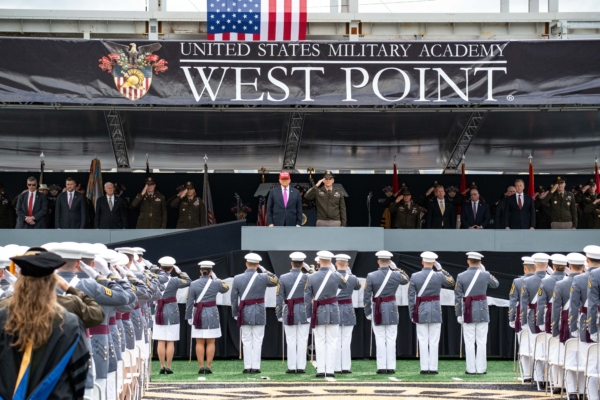 2025年5月24日,美國總統特朗普和司令Steven W. Gilland中將在紐約西點軍校米奇體育場向西點軍校美國軍事學院的畢業生致敬。在美國陸軍慶祝成立 250 周年的同一年,西點軍校將有超過一千名學員畢業。 (Samira Bouaou/The Epoch Times)