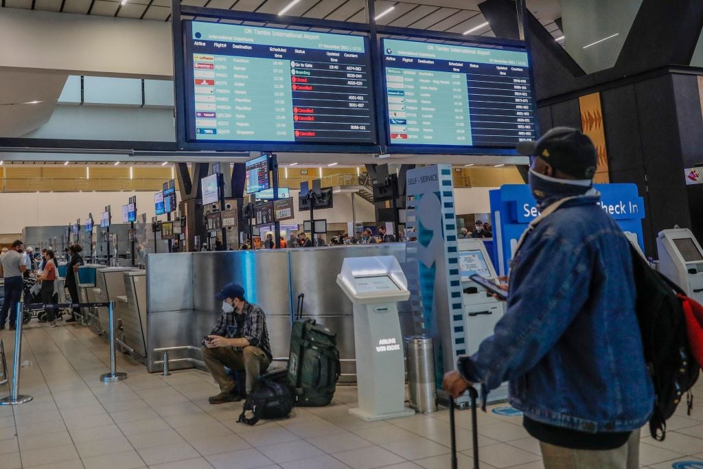 世界各國紛紛對南部非洲多個國家實施旅行禁令和旅行限制，以遏制Omicron的傳播。（Photo by PHILL MAGAKOE/AFP via Getty Images）
