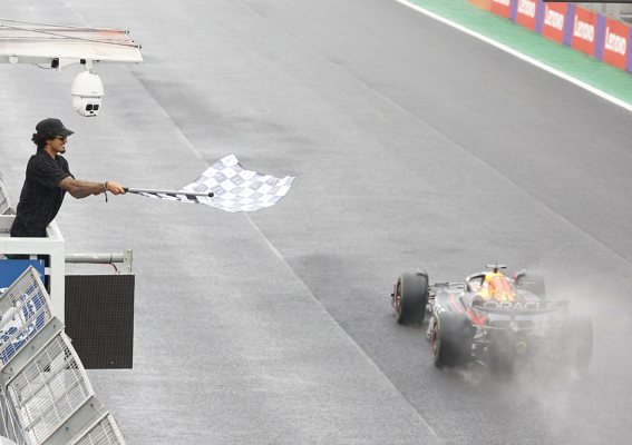 2024年11月3日,F1巴西大獎賽正賽,紅牛荷蘭車手韋斯達賓(Max Verstappen)從第17位發車,連續上演超車好戲,勇奪冠軍。圖為韋斯達賓駕駛紅牛賽車率先衝綫瞬間。(Sebastiao MoreiraA/POOL/AFP via Getty Images)