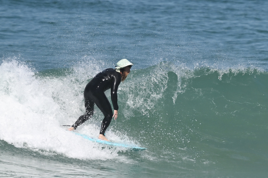 連續衝浪逾30小時 悉尼男子打破世界記錄