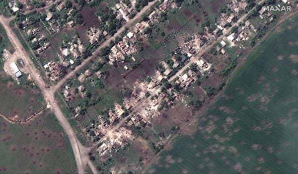 圖為「Maxar Technologies」於2022年5月27日發布的衛星圖像，顯示了5月25日利曼被毀房屋的近距離視圖。 （Satellite image c2022 Maxar Technologies / AFP）