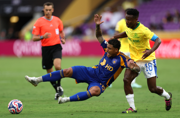 2025年6月17日,FIFA俱樂部世界盃(世俱盃)小組賽F組首輪,南非傳統勁旅馬梅洛迪日落以1:0戰勝了南韓球隊蔚山HD。圖為雙方球員在比賽中拼搶瞬間。(Dan Mullan/Getty Images)