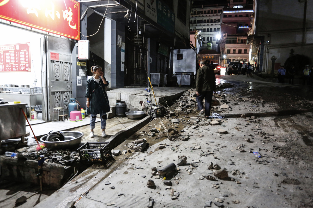 繼3月19日發生6.1級地震後，3月30日凌晨，西藏那曲市雙湖縣發生5.8級地震。圖為2020年5月19日雲南昭通地震現場。（STR/AFP via Getty Images）