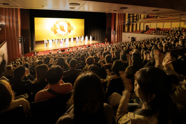 信仰力量造就神韻的超凡 日本精英讚佩