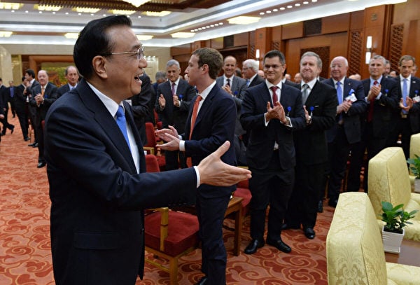 2016年3月21日，馬克朱克伯格（左二）和中國發展論壇的海外代表在中國國務院總理李克強在北京人民大會堂會見時鼓掌。（Kenzaburo Fukuhara/ Pool/Getty Images）
