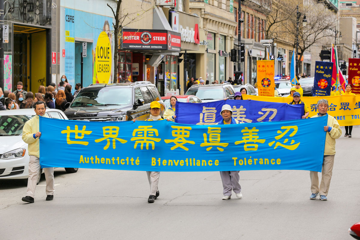 5月8日，加拿大魁北克部份法輪功學員在滿地可舉行遊行活動，慶祝世界法輪大法日。（大紀元）