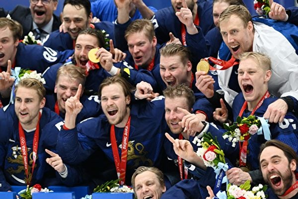 2022年2月20日，2022冬季奧運會決出了最後一枚金牌。在男子冰球決賽中，芬蘭隊以2:1逆轉戰勝了衛冕冠軍、俄羅斯奧運隊，歷史上首次登上冬奧會男子冰球最高領獎台。（Kirill Kudryavtsev/AFP via Getty Images）