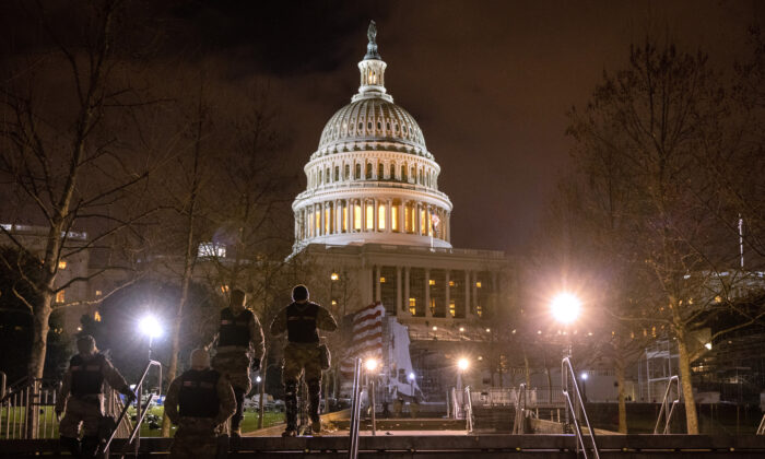 圖為2021年1月6日晚間，美國國會大廈。（Photo by John Moore/Getty Images）