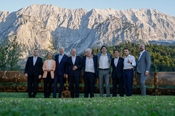 6月26日，在德國舉辦的G7峰會，宣布無限期支持烏克蘭。圖為（從左到右）意大利總理德拉吉、歐盟委員會主席馮德萊恩、美國總統拜登、德國總理朔爾茨、英國首相約翰遜、加拿大總理杜魯多、日本首相岸田文雄、法國總統馬克龍。（Ludovic Marin/POOL/AFP）