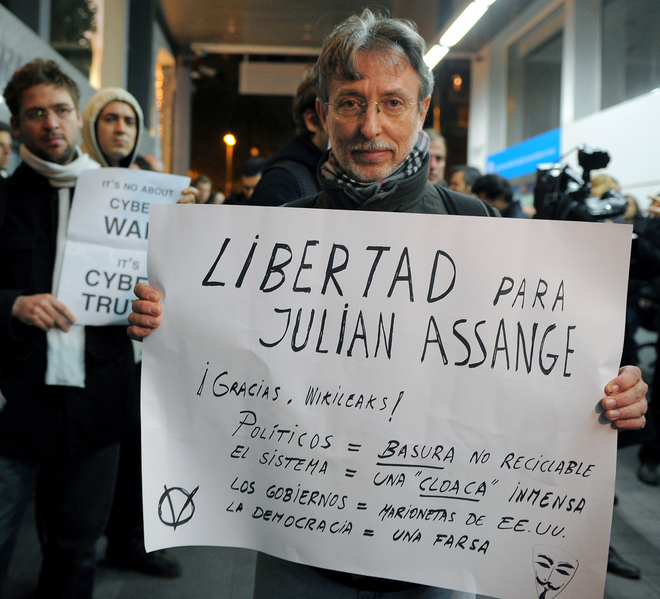 支持者要求公正對待被監禁的維基解密創始人阿桑奇。（Lluis Gene/AFP/Getty Images）