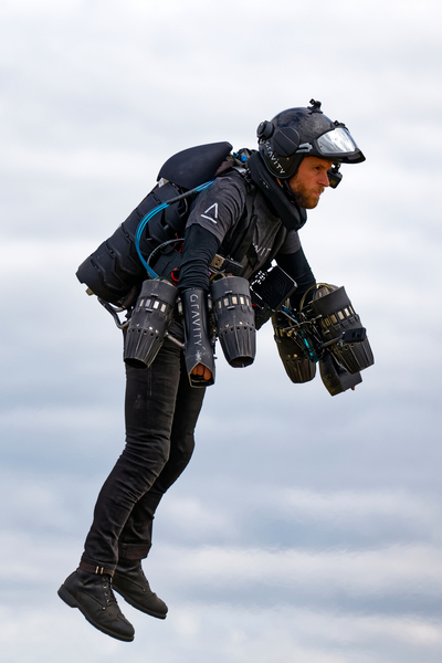 英國海軍陸戰隊測試噴氣飛行服 速度超快艇