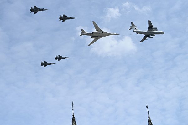 2022年5月7日，俄羅斯空軍的Tu-160轟炸機（中）、Il-78加油機（右）和MiG-31bm戰鬥機在閱兵式中飛躍莫斯科紅場上空。（Kirill Kudryavtsev/AFP via Getty Images）