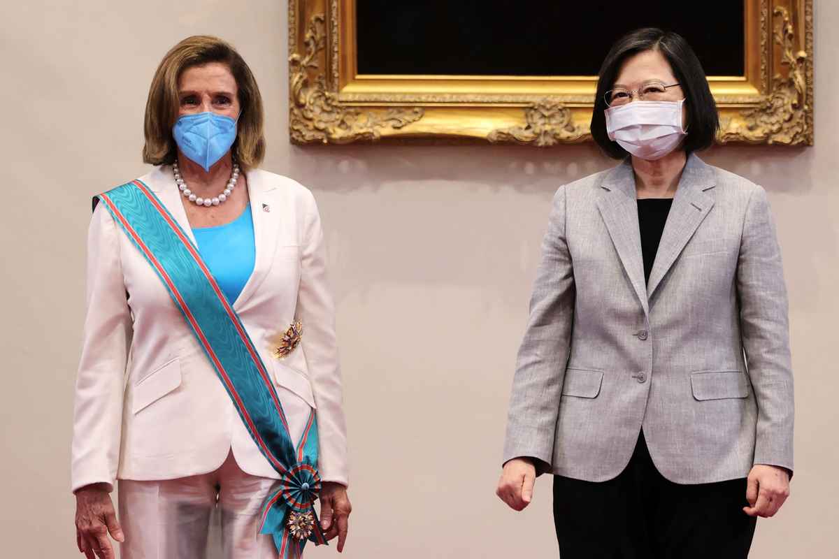 2022年8月3日，美國眾議院議長佩洛西（Nancy Pelosi，左）接受台灣總統蔡英文頒發「特種大綬卿雲勳章」後合照留念。（Handout/Taiwan Presidential Office/AFP）