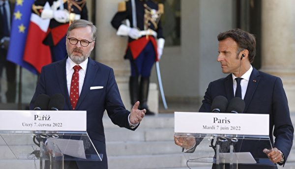 捷克總理彼得‧菲亞拉（Petr Fiala）尋求加強與西方國家的關係。圖為2022年6月7日，菲亞拉在巴黎與法國總統馬克龍會面，兩人並發表講話。（Geoffroy VAN DER HASSELT/AFP）